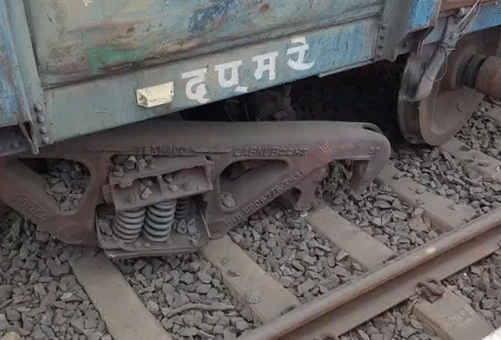 बिलासपुर में मालगाड़ी के डिब्बे पटरी से उतरे, जेसीबी का बकेट फंसने से हादसे की आशंका बिलासपुर में मालगाड़ी के डिब्बे पटरी से उतरे, जेसीबी का बकेट फंसने से हादसे की आशंका