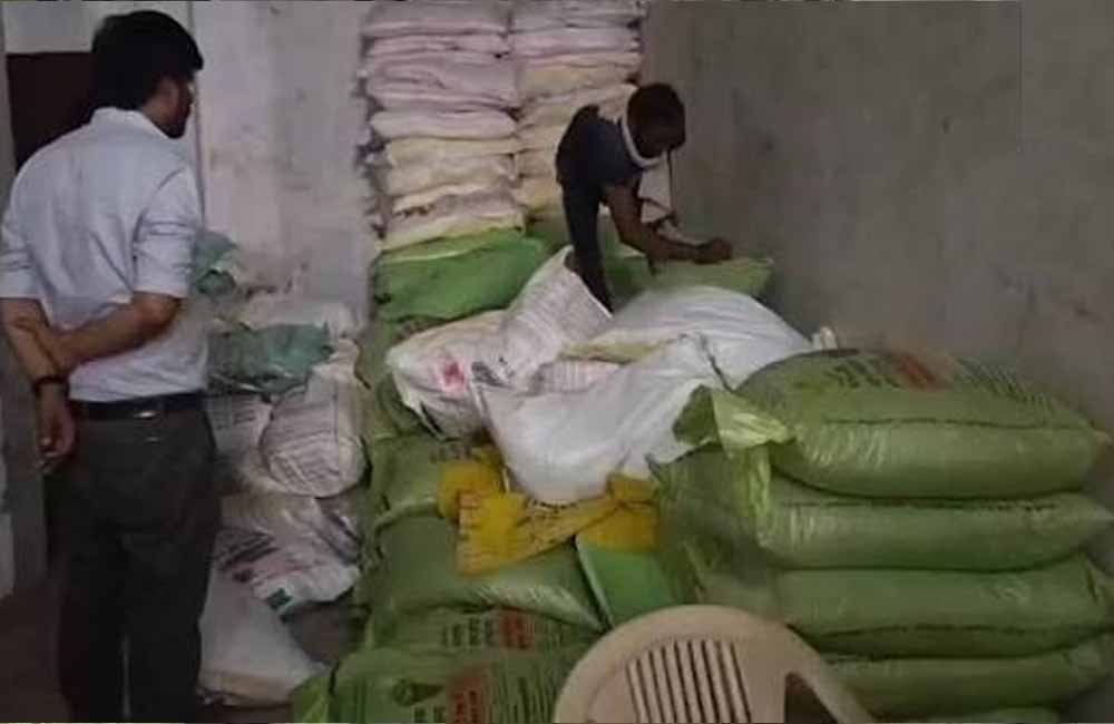 दुर्ग में अवैध खाद के गोदाम पर प्रशासन की बड़ी कार्रवाई, कृषि सामग्री जब्त दुर्ग में अवैध खाद के गोदाम पर प्रशासन की बड़ी कार्रवाई, कृषि सामग्री जब्त