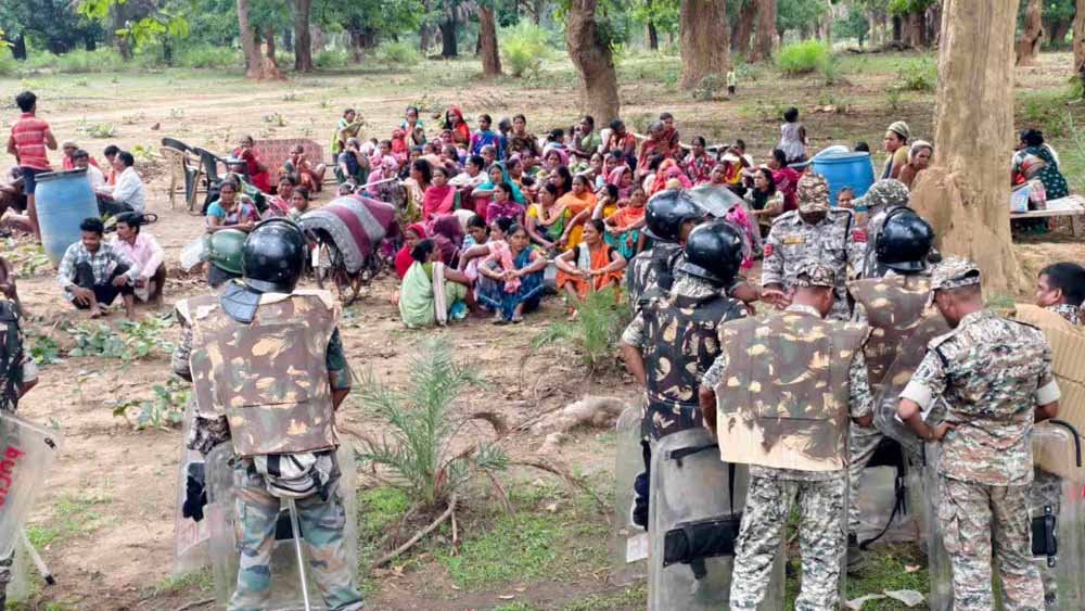 बस्तर में धर्मांतरण विवाद ने पकड़ा तूल, कई गांवों में तनाव, भारी पुलिस बल तैनात बस्तर में धर्मांतरण विवाद ने पकड़ा तूल, कई गांवों में तनाव, भारी पुलिस बल तैनात