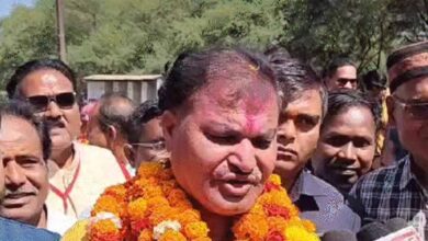 ‘जिसे कभी देखा नहीं, उसने मुझे पिता बना लिया’, राजनांदगांव में एक वोट से जीते पार्षद पर नया विवाद ‘जिसे कभी देखा नहीं, उसने मुझे पिता बना लिया’, राजनांदगांव में एक वोट से जीते पार्षद पर नया विवाद