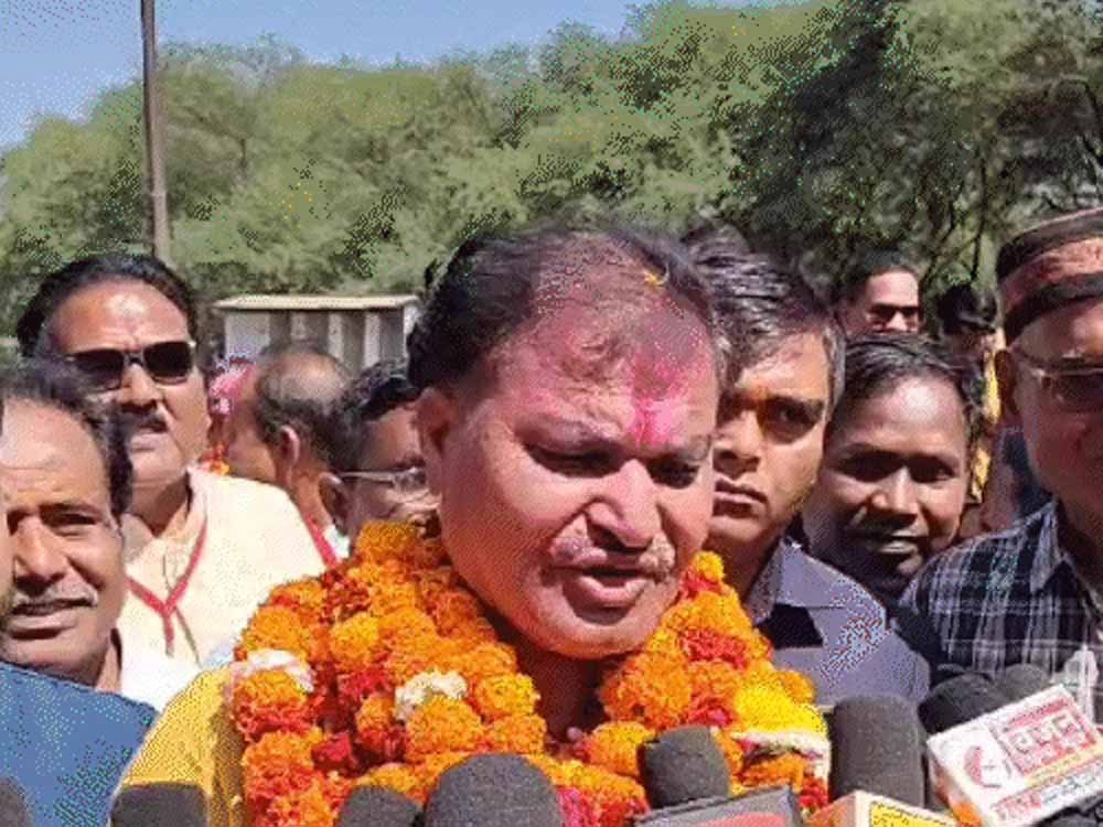 ‘जिसे कभी देखा नहीं, उसने मुझे पिता बना लिया’, राजनांदगांव में एक वोट से जीते पार्षद पर नया विवाद ‘जिसे कभी देखा नहीं, उसने मुझे पिता बना लिया’, राजनांदगांव में एक वोट से जीते पार्षद पर नया विवाद