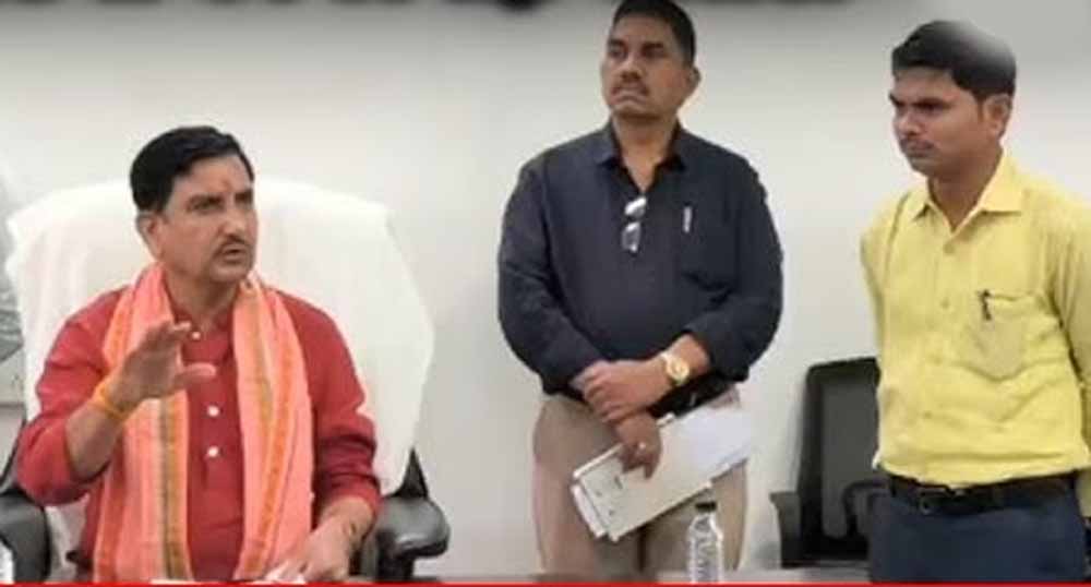 बिलासपुर में जल जीवन मिशन की सुस्ती पर भड़के केंद्रीय मंत्री तोखन साहू, बिजली कटौती पर भी अधिकारियों को लगाई फटकार बिलासपुर में जल जीवन मिशन की सुस्ती पर भड़के केंद्रीय मंत्री तोखन साहू, बिजली कटौती पर भी अधिकारियों को लगाई फटकार