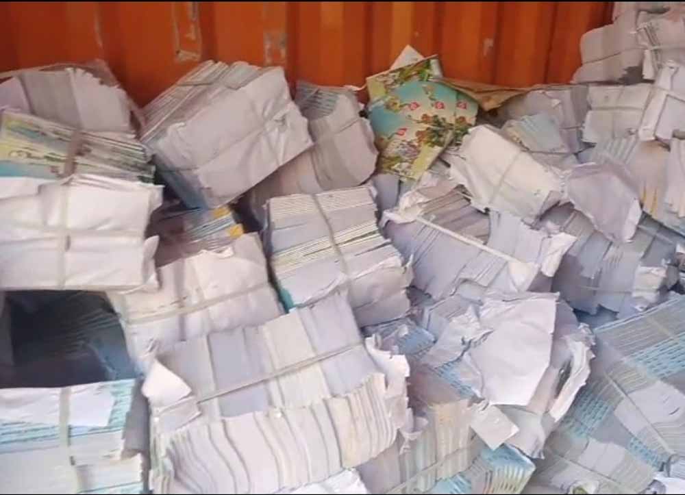 दुर्ग में सरकारी किताबें कबाड़ी को बेचने का मामला, प्रधान पाठक निलंबित दुर्ग में सरकारी किताबें कबाड़ी को बेचने का मामला, प्रधान पाठक निलंबित