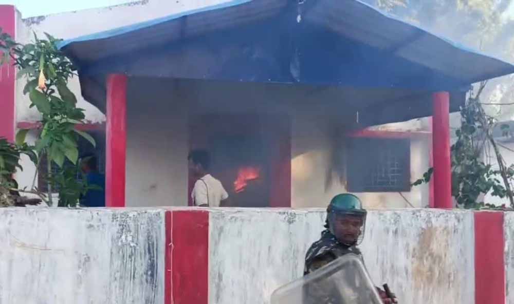 कांकेर में धर्मांतरित व्यक्ति के शव के दफन को लेकर विवाद, गांव में बढ़ा तनाव कांकेर में धर्मांतरित व्यक्ति के शव के दफन को लेकर विवाद, गांव में बढ़ा तनाव