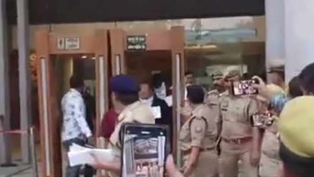 डोंगरगढ़ में फॉरेक्स ट्रेडिंग के नाम पर अरबों की ठगी, निवेशकों ने आरोपी के घर का किया घेराव डोंगरगढ़ में फॉरेक्स ट्रेडिंग के नाम पर अरबों की ठगी, निवेशकों ने आरोपी के घर का किया घेराव