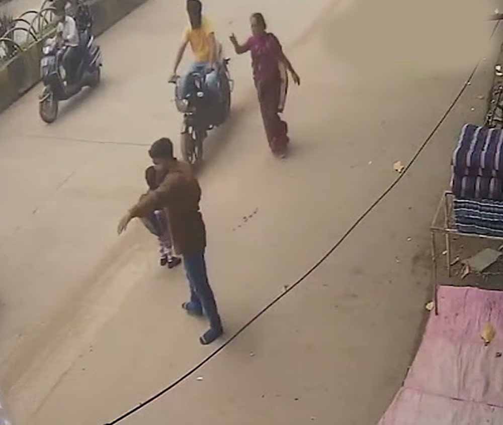 CG News: चलती स्कूल वैन का गेट खुला, सड़क पर गिरा मासूम; बड़ा हादसा टला CG News: चलती स्कूल वैन का गेट खुला, सड़क पर गिरा मासूम; बड़ा हादसा टला