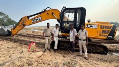 CM साय के निर्देश पर अवैध खनन पर बड़ी कार्रवाई, JCB समेत कई वाहन जब्त, लाखों का जुर्माना CM साय के निर्देश पर अवैध खनन पर बड़ी कार्रवाई, JCB समेत कई वाहन जब्त, लाखों का जुर्माना