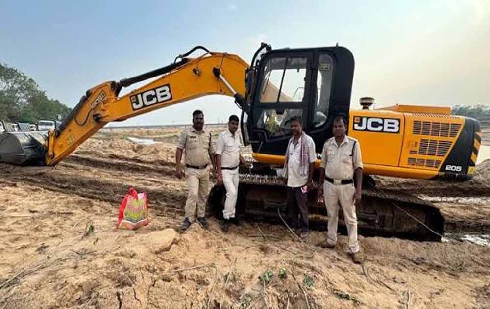 CM साय के निर्देश पर अवैध खनन पर बड़ी कार्रवाई, JCB समेत कई वाहन जब्त, लाखों का जुर्माना CM साय के निर्देश पर अवैध खनन पर बड़ी कार्रवाई, JCB समेत कई वाहन जब्त, लाखों का जुर्माना