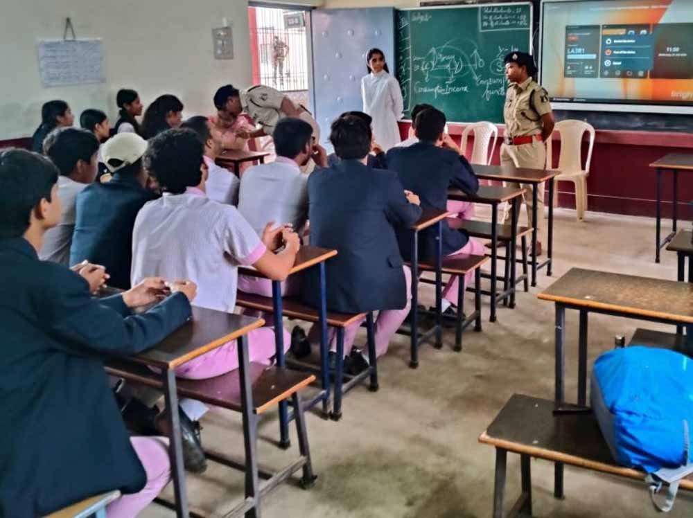 CG पुलिस की सख्त चेतावनी: नाबालिगों ने चलाए वाहन तो पहले चेतावनी, फिर अभिभावकों पर होगी कार्रवाई CG पुलिस की सख्त चेतावनी: नाबालिगों ने चलाए वाहन तो पहले चेतावनी, फिर अभिभावकों पर होगी कार्रवाई