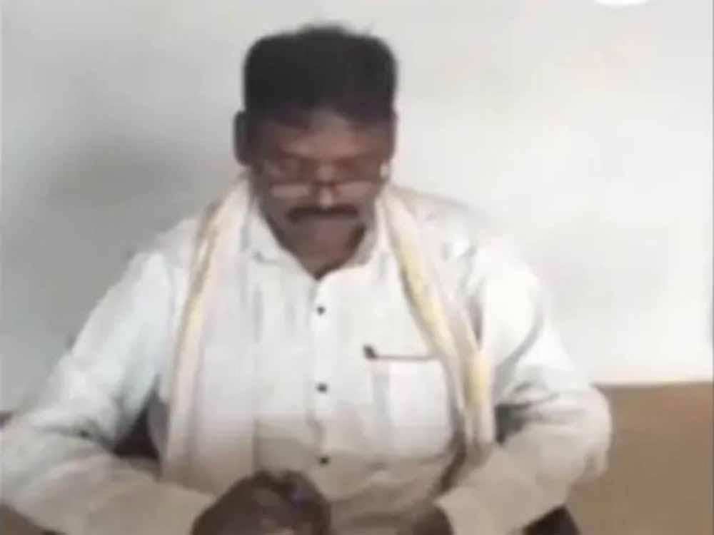 राजनांदगांव में रिश्वत लेते वीडियो वायरल, कलेक्टर ने पटवारी को किया निलंबित राजनांदगांव में रिश्वत लेते वीडियो वायरल, कलेक्टर ने पटवारी को किया निलंबित