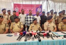 43 शिक्षकों से करोड़ों की लोन ठगी, 5 आरोपी गिरफ्तार, लैपटॉप और चेकबुक बरामद