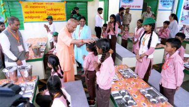 मुख्यमंत्री ने अपने हाथों से बच्चों को परोसा भोजन