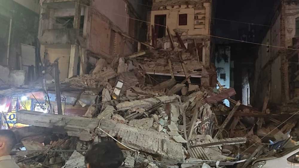 जबलपुर के बड़ा फुहारा में तीन मंजिला इमारत ढही, क्षेत्र सील जबलपुर के बड़ा फुहारा में तीन मंजिला इमारत ढही, क्षेत्र सील