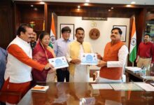 मुख्यमंत्री डॉ. यादव को जल संसाधन मंत्री  सिलावट ने अभियान की उपलब्धियां पर आधारित पुस्तिका की भेंट