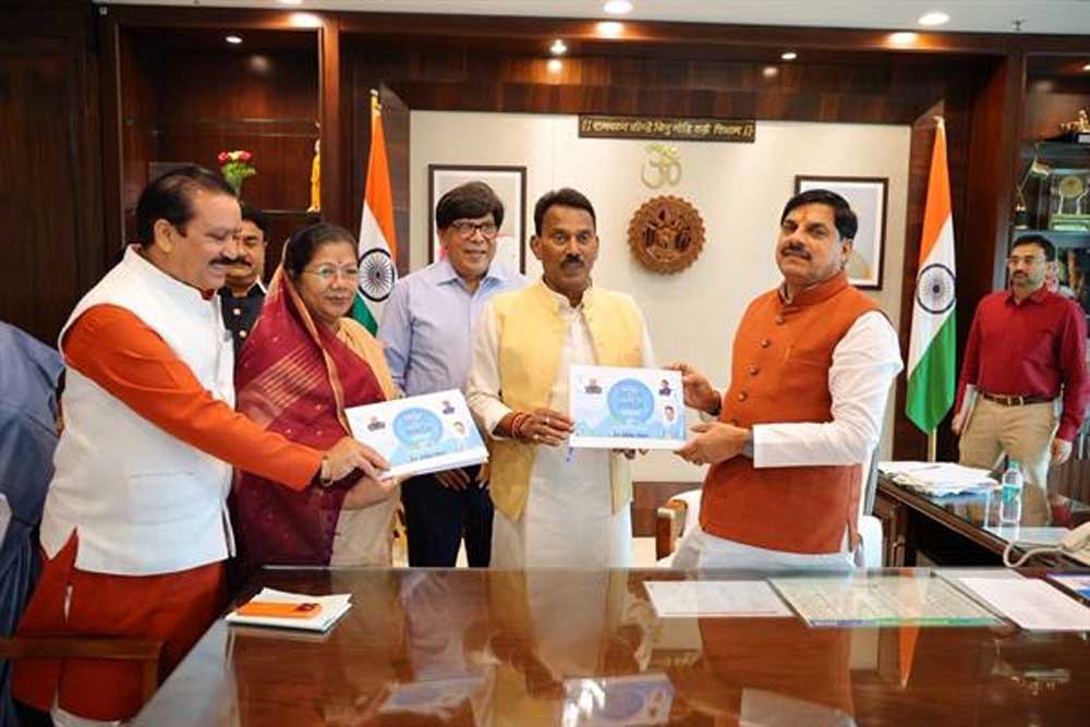 मुख्यमंत्री डॉ. यादव को जल संसाधन मंत्री सिलावट ने अभियान की उपलब्धियां पर आधारित पुस्तिका की भेंट मुख्यमंत्री डॉ. यादव को जल संसाधन मंत्री सिलावट ने अभियान की उपलब्धियां पर आधारित पुस्तिका की भेंट