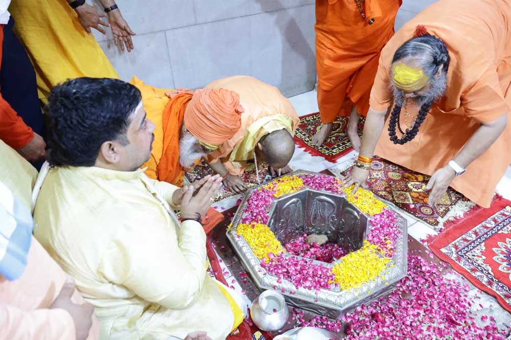 मुख्यमंत्री योगी ने श्री दूधेश्वरनाथ महादेव मठ मंदिर में किया जलाभिषेक, प्रदेश में सुख-समृद्धि एवं लोकमंगल की कामना की मुख्यमंत्री योगी ने श्री दूधेश्वरनाथ महादेव मठ मंदिर में किया जलाभिषेक, प्रदेश में सुख-समृद्धि एवं लोकमंगल की कामना की