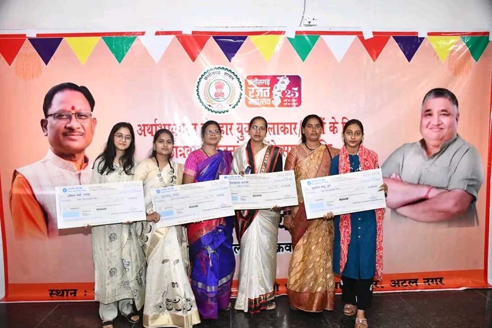 कलाकारों और साहित्यकारों के सम्मान-संवर्धन की दिशा में बड़ा कदम, संस्कृति विभाग ने वितरित किए सहायता एवं छात्रवृत्ति राशि के चेक कलाकारों और साहित्यकारों के सम्मान-संवर्धन की दिशा में बड़ा कदम, संस्कृति विभाग ने वितरित किए सहायता एवं छात्रवृत्ति राशि के चेक