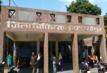 श्योपुर जिला अस्पताल में युवक का हंगामा, डॉक्टरों से मारपीट और जमकर चले लात-घूंसे
