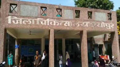 श्योपुर जिला अस्पताल में युवक का हंगामा, डॉक्टरों से मारपीट और जमकर चले लात-घूंसे