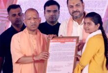 मुख्यमंत्री ने दो महिलाओं को आंगनबाड़ी सहायिका पद के लिए दिए नियुक्ति पत्र मुख्यमंत्री ने दो महिलाओं को आंगनबाड़ी सहायिका पद के लिए दिए नियुक्ति पत्र