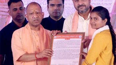 मुख्यमंत्री ने दो महिलाओं को आंगनबाड़ी सहायिका पद के लिए दिए नियुक्ति पत्र मुख्यमंत्री ने दो महिलाओं को आंगनबाड़ी सहायिका पद के लिए दिए नियुक्ति पत्र