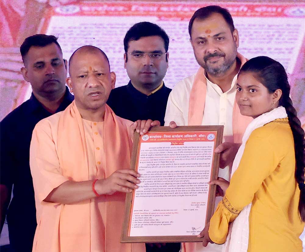 मुख्यमंत्री ने दो महिलाओं को आंगनबाड़ी सहायिका पद के लिए दिए नियुक्ति पत्र मुख्यमंत्री ने दो महिलाओं को आंगनबाड़ी सहायिका पद के लिए दिए नियुक्ति पत्र