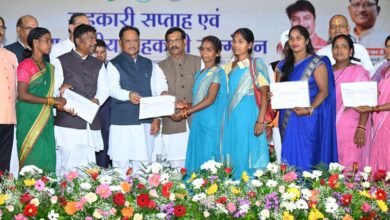 मुख्यमंत्री  विष्णुदेव साय ने जशपुर के वन धन विकास केंद्र पंचक्की की महिला स्व-सहायता समूह को किया सम्मानित