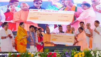 मुख्यमंत्री ने विभिन्न योजनाओं के लाभार्थियों को किया सम्मानित