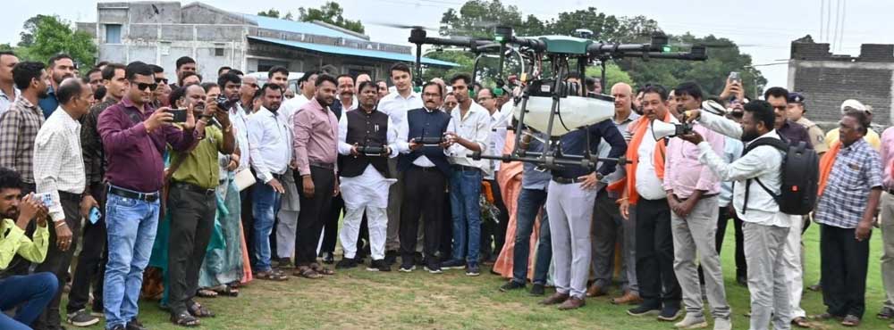 धमतरी बना प्रदेश का पहला जिला, जहाँ PACS  के जरिए किसानों को मिलेगी ड्रोन स्प्रेयर सेवा