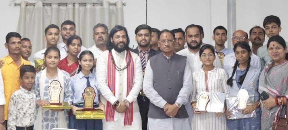 मुख्यमंत्री विष्णुदेव साय ने मेधावी विद्यार्थियों का किया सम्मान मुख्यमंत्री विष्णुदेव साय ने मेधावी विद्यार्थियों का किया सम्मान