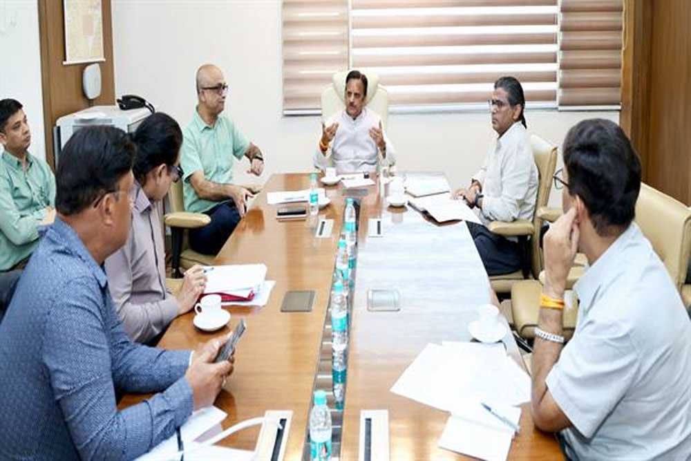 आयुष्मान भारत योजना के क्लेम भुगतान, एम्पेनेलमेंट की कार्यवाही प्राथमिकता से पूर्ण करें: उप मुख्यमंत्री  शुक्ल