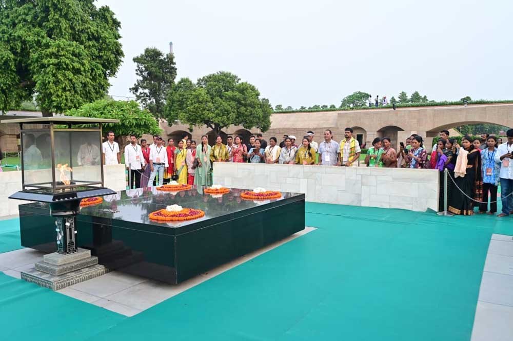बस्तर के प्रतिनिधियों ने देखा राष्ट्रपति भवन, बस्तर की संस्कृति का हुआ भव्य सम्मान बस्तर के प्रतिनिधियों ने देखा राष्ट्रपति भवन, बस्तर की संस्कृति का हुआ भव्य सम्मान