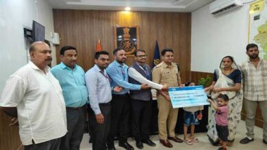 पुलिस सैलरी पैकेज योजना से दिवंगत पुलिसकर्मियों के परिवारों को मिला आर्थिक संबल पुलिस सैलरी पैकेज योजना से दिवंगत पुलिसकर्मियों के परिवारों को मिला आर्थिक संबल