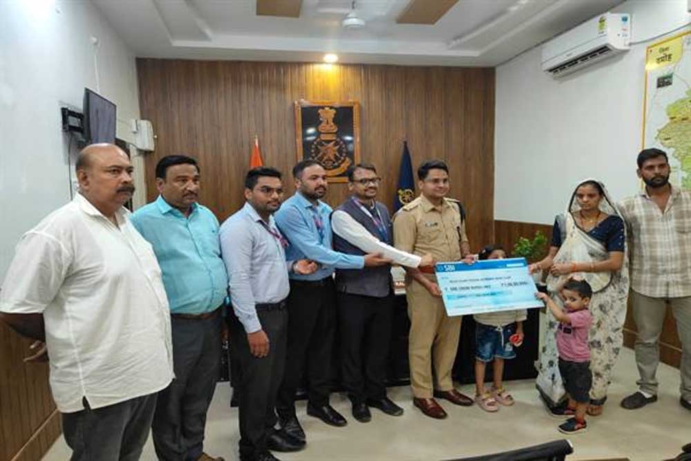पुलिस सैलरी पैकेज योजना से दिवंगत पुलिसकर्मियों के परिवारों को मिला आर्थिक संबल पुलिस सैलरी पैकेज योजना से दिवंगत पुलिसकर्मियों के परिवारों को मिला आर्थिक संबल