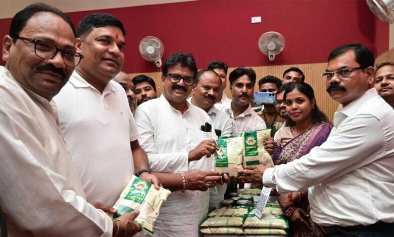 जीपीएम का ‘विष्णुभोग’ चावल बना महिलाओं की समृद्धि का नया ब्रांड, आधे घंटे में 45 हजार रुपये से अधिक की रिकॉर्ड बिक्री जीपीएम का ‘विष्णुभोग’ चावल बना महिलाओं की समृद्धि का नया ब्रांड, आधे घंटे में 45 हजार रुपये से अधिक की रिकॉर्ड बिक्री