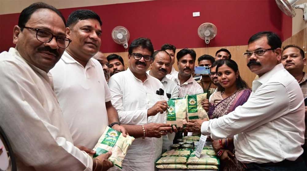 जीपीएम का ‘विष्णुभोग’ चावल बना महिलाओं की समृद्धि का नया ब्रांड, आधे घंटे में 45 हजार रुपये से अधिक की रिकॉर्ड बिक्री जीपीएम का ‘विष्णुभोग’ चावल बना महिलाओं की समृद्धि का नया ब्रांड, आधे घंटे में 45 हजार रुपये से अधिक की रिकॉर्ड बिक्री