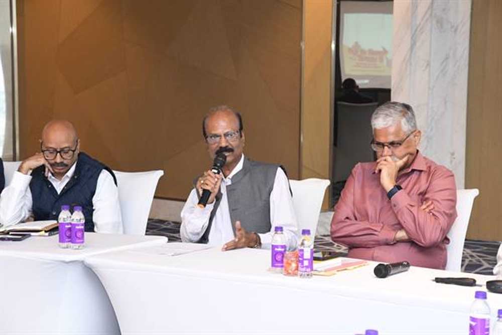 नशामुक्त, साइबर सुरक्षित एवं जनकेंद्रित पुलिसिंग पर डीजीपी कैलाश मकवाणा ने दिए निर्देश नशामुक्त, साइबर सुरक्षित एवं जनकेंद्रित पुलिसिंग पर डीजीपी कैलाश मकवाणा ने दिए निर्देश