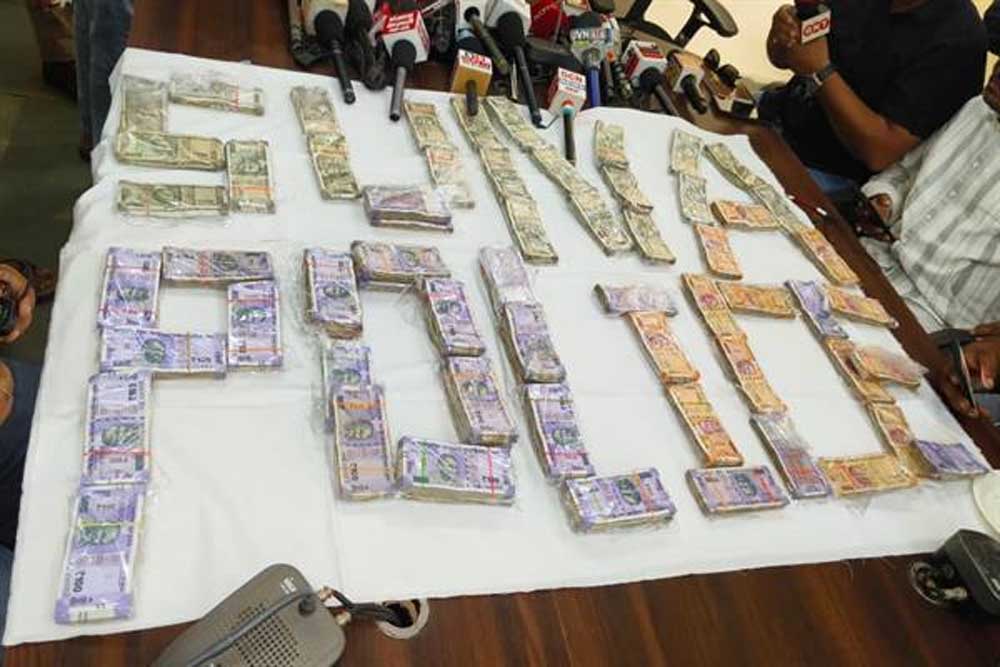 गुना पुलिस ने 17 लाख रुपये की लूट का महज 18 घंटे में किया खुलासा गुना पुलिस ने 17 लाख रुपये की लूट का महज 18 घंटे में किया खुलासा