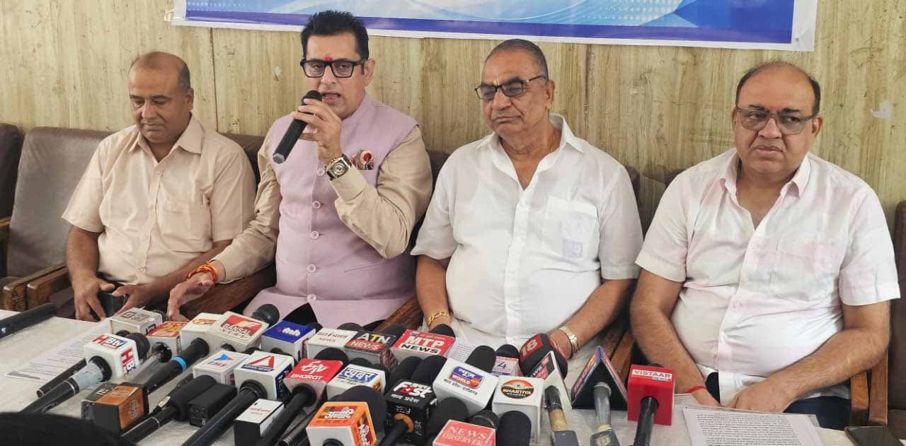 गोविंद गोयल बोले- आवासीय परिसरों में संचालित व्यापार पर कार्रवाई तत्काल रोकी जाए गोविंद गोयल बोले- आवासीय परिसरों में संचालित व्यापार पर कार्रवाई तत्काल रोकी जाए