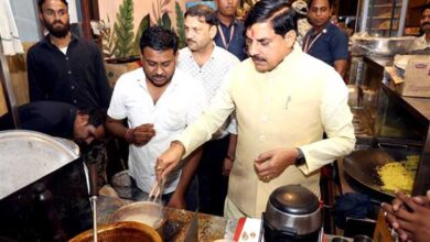 मुख्यमंत्री डॉ. यादव ने सड़क यात्रा के दौरान नागरिकों से किया संवाद मुख्यमंत्री डॉ. यादव ने सड़क यात्रा के दौरान नागरिकों से किया संवाद