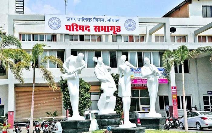 भोपाल में अवैध दुकानों पर कार्रवाई पर सवाल, बिना नाम और तारीख के बांटे नगर निगम के नोटिस भोपाल में अवैध दुकानों पर कार्रवाई पर सवाल, बिना नाम और तारीख के बांटे नगर निगम के नोटिस
