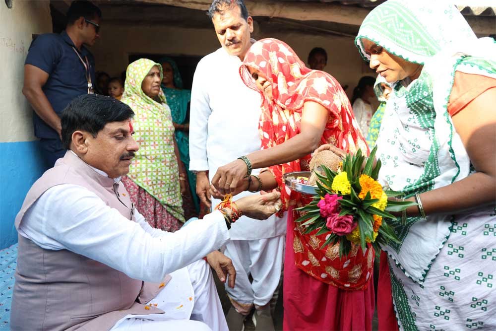 मुख्यमंत्री डॉ. यादव ने जनजातीय परिवार के घर किया भोजन