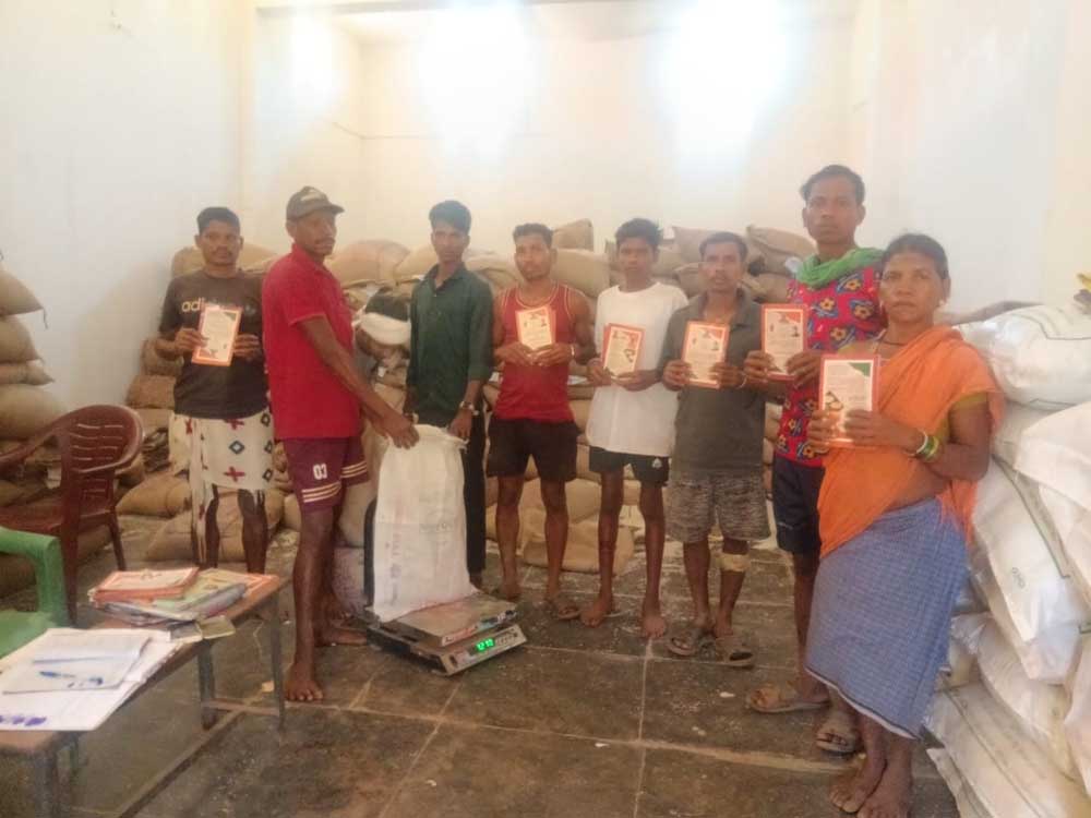 नारायणपुर जिला प्रशासन की अनूठी पहल- दुर्गम वनांचल गांवों तक ट्रैक्टर से पहुंचाया गया नारायणपुर जिला प्रशासन की अनूठी पहल- दुर्गम वनांचल गांवों तक ट्रैक्टर से पहुंचाया गया