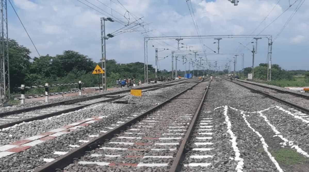 इंदौर-खंडवा रेल लाइन परियोजना को मिली रफ्तार, सुरंग निर्माण और ट्रैक मार्किंग का काम शुरू इंदौर-खंडवा रेल लाइन परियोजना को मिली रफ्तार, सुरंग निर्माण और ट्रैक मार्किंग का काम शुरू