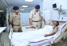 पुलिस कमिश्नर संजीव शुक्ला ने अस्पताल पहुंचकर घायल पुलिस जवानों का जाना हाल
