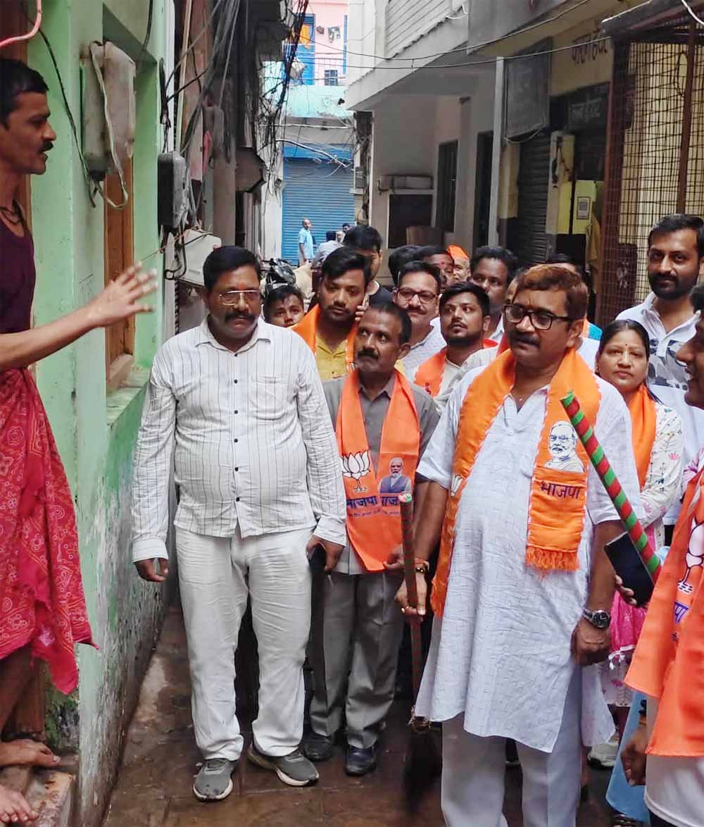 76 दिवसीय वार्ड प्रवास में जनता के बीच पहुंच रहे विधायक डॉ. नीलकंठ तिवारी, सुन रहे समस्याएं, करा रहे समाधान