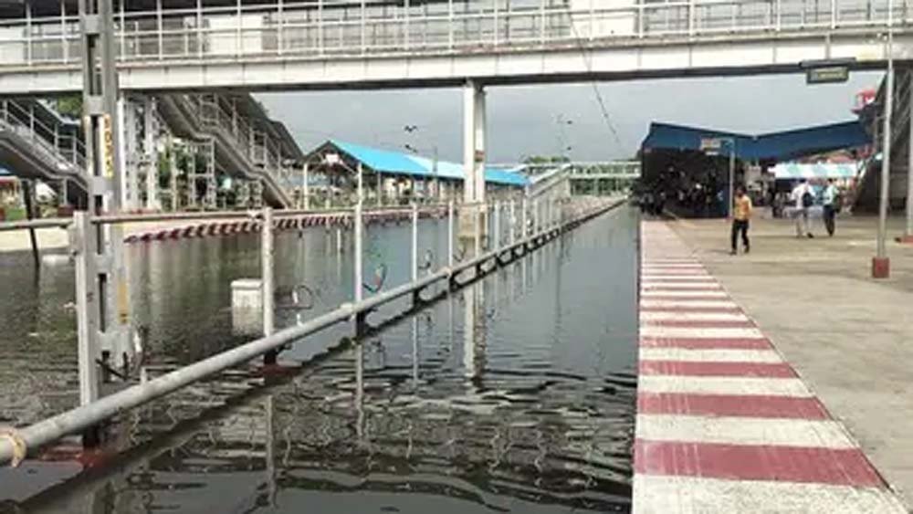 प्रयागराज में बारिश का कहर, सड़कें-रेलवे ट्रैक जलमग्न; स्कूल बंद, बाढ़ जैसे हालात प्रयागराज में बारिश का कहर, सड़कें-रेलवे ट्रैक जलमग्न; स्कूल बंद, बाढ़ जैसे हालात