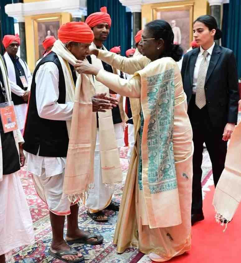राष्ट्रपति भवन में गूंजी बस्तर की जनजातीय संस्कृति, नारायणपुर के मांझी-चालकी और ‘बस्तर पंडुम’ विजेताओं ने राष्ट्रपति से की सौजन्य भेंट राष्ट्रपति भवन में गूंजी बस्तर की जनजातीय संस्कृति, नारायणपुर के मांझी-चालकी और ‘बस्तर पंडुम’ विजेताओं ने राष्ट्रपति से की सौजन्य भेंट