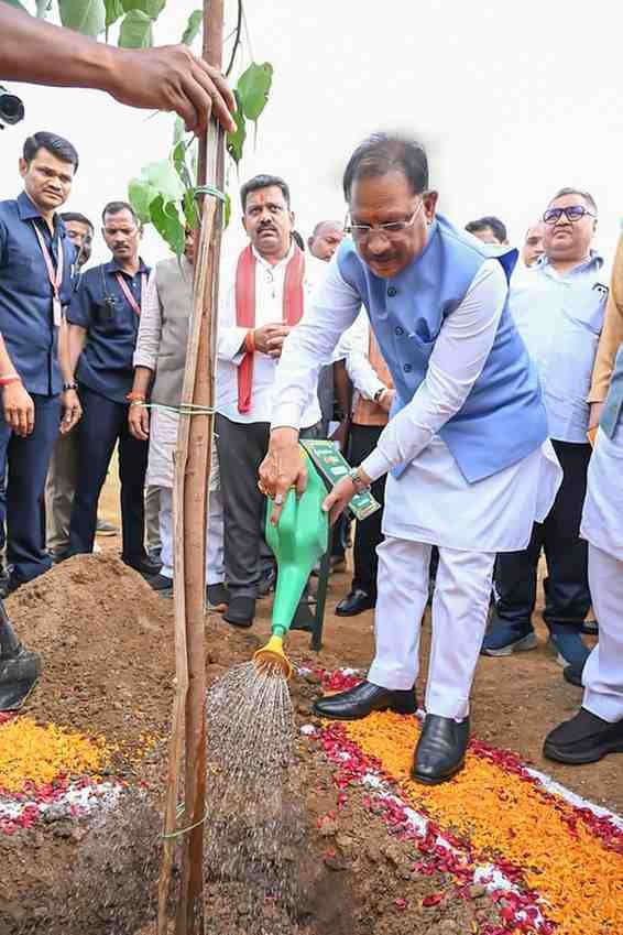 ‘एक पेड़ माँ के नाम’ अभियान से जुड़कर प्रकृति संरक्षण का संकल्प लें : मुख्यमंत्री विष्णु देव साय ‘एक पेड़ माँ के नाम’ अभियान से जुड़कर प्रकृति संरक्षण का संकल्प लें : मुख्यमंत्री विष्णु देव साय