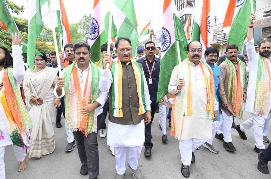 मुख्यमंत्री विष्णु देव साय ने हाथ में तिरंगा थामकर किया भव्य तिरंगा यात्रा का नेतृत्व मुख्यमंत्री विष्णु देव साय ने हाथ में तिरंगा थामकर किया भव्य तिरंगा यात्रा का नेतृत्व
